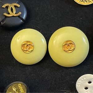 SOLD 💔 AUTHENTIC!! Lot Of 2 Chanel Vintage CC Buttons Green Gold 1990s R2